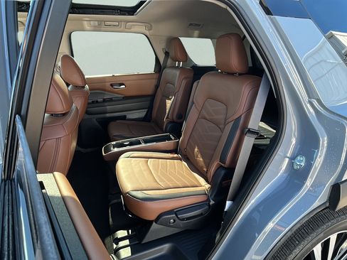 Used 2025 Nissan Pathfinder Platinum FWD image 22