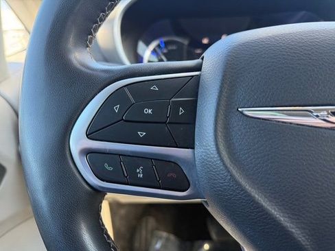 Used 2022 Chrysler Pacifica Touring-L image 18
