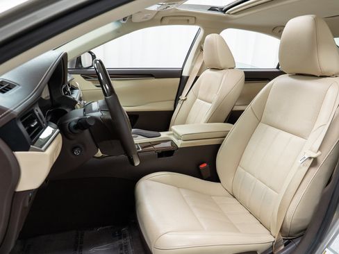 Used 2016 Lexus ES 350 w/ Luxury Package w/Wood Trim image 13