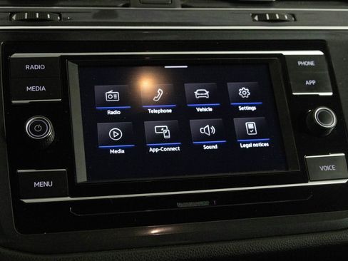 Used 2020 Volkswagen Tiguan S image 20