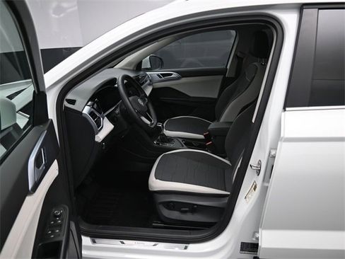 Certified 2025 Volkswagen Taos SE w/ Panoramic Sunroof Package image 9