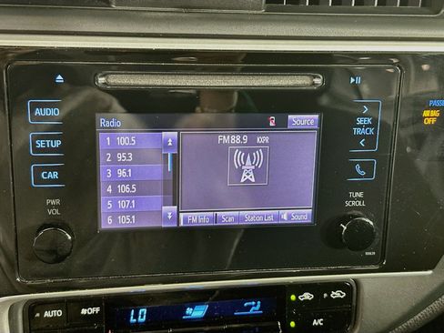 Used 2018 Toyota Corolla LE FWD image 19