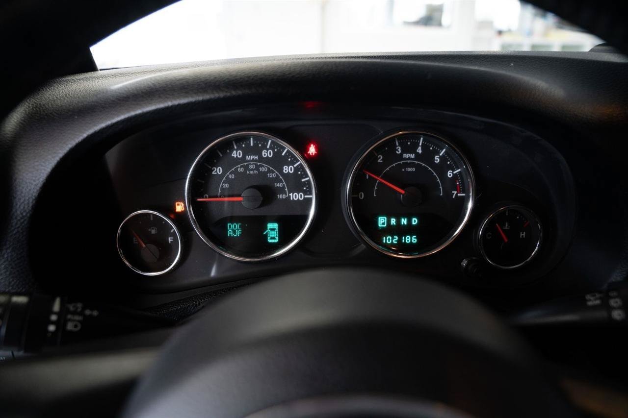 Used 2014 Jeep Wrangler Unlimited Rubicon w/ Connectivity Group AWD/4WD image 16