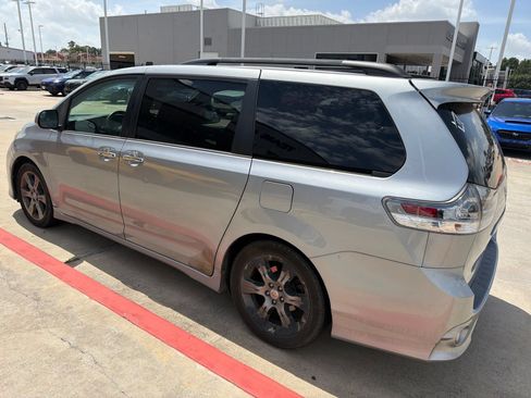Used 2015 Toyota Sienna SE FWD image 2
