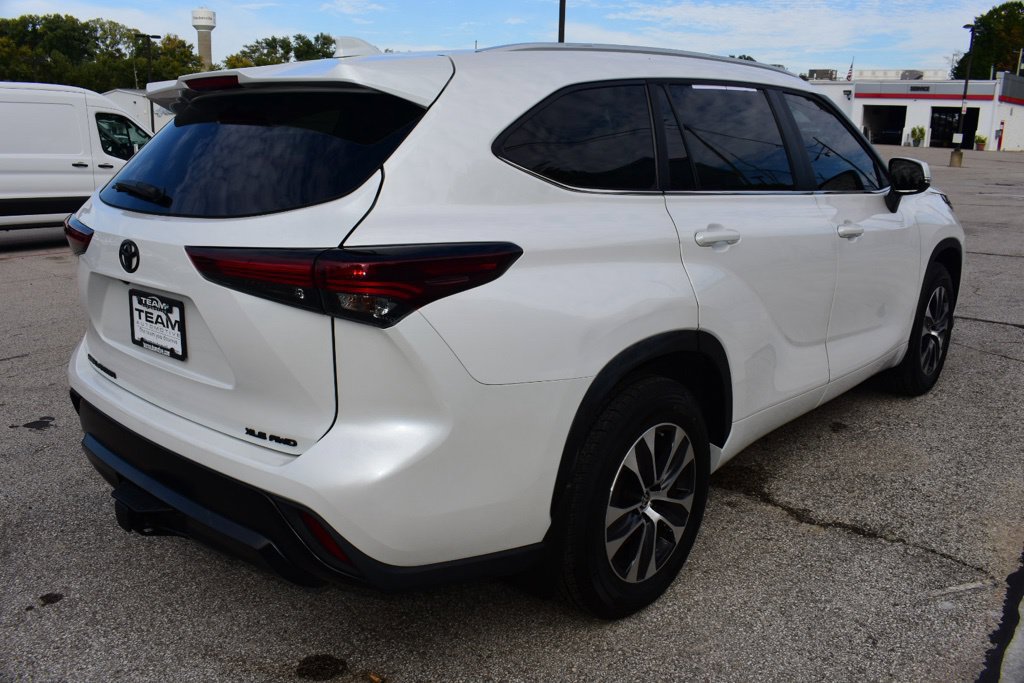 Used 2024 Toyota Highlander XLE AWD/4WD image 5