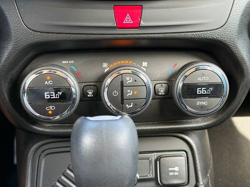 Used 2017 Jeep Renegade Latitude w/ Popular Equipment Group FWD image 30