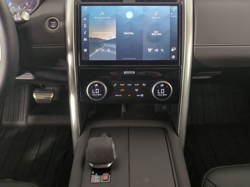 Used 2025 Land Rover Discovery Metropolitan Edition image 21