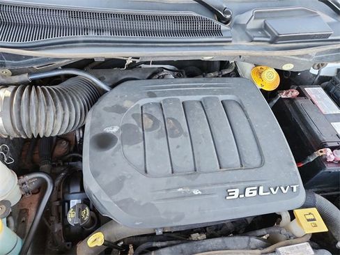 Used 2014 Chrysler Town & Country Touring image 27