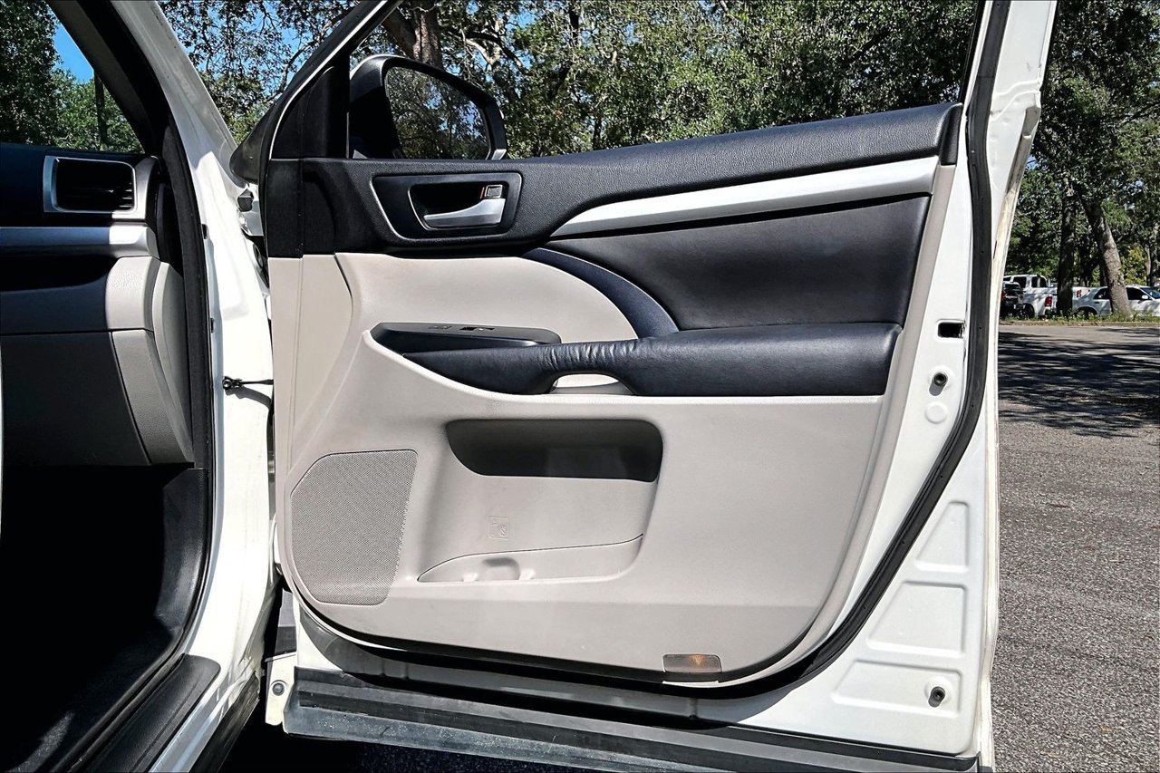 Used 2016 Toyota Highlander XLE FWD image 29