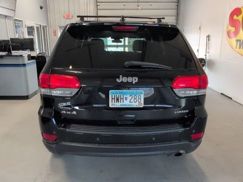 Used 2018 Jeep Grand Cherokee Laredo AWD/4WD image 4