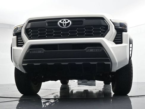 Used 2024 Toyota Tacoma TRD Off-Road AWD/4WD image 33