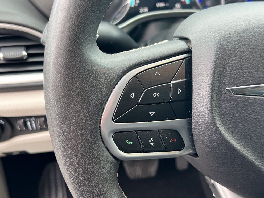 Used 2024 Chrysler Pacifica Touring-L FWD image 25