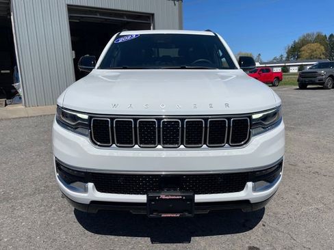 Used 2023 Jeep Wagoneer 4WD w/ Premium Group I image 2