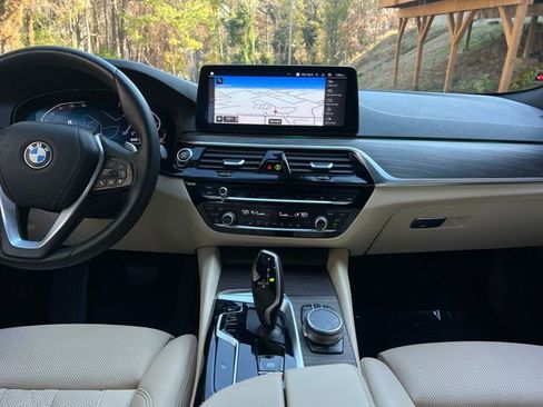 Used 2021 BMW 530i w/ Premium Package image 13