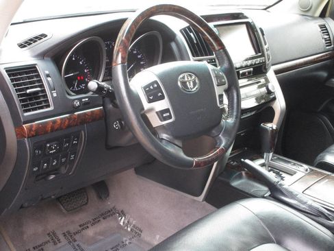 Used 2014 Toyota Land Cruiser image 7