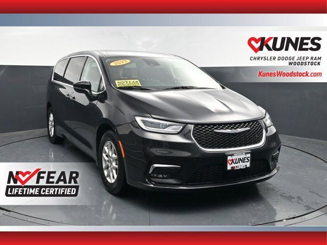 Used 2023 Chrysler Pacifica Touring-L FWD image 1