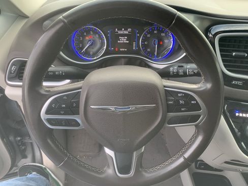 Used 2017 Chrysler Pacifica Touring-L image 13