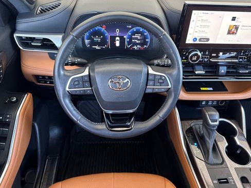 Used 2023 Toyota Highlander Platinum FWD image 13
