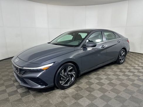 Certified 2025 Hyundai Elantra SEL image 35