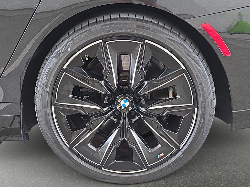 Certified 2023 BMW i7 xDrive60 AWD/4WD image 32