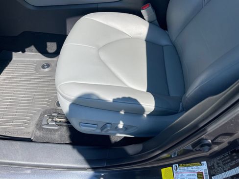 Used 2025 Toyota Highlander XLE FWD image 24