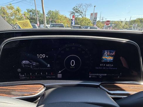 Used 2022 Cadillac Escalade ESV Premium Luxury AWD/4WD image 13