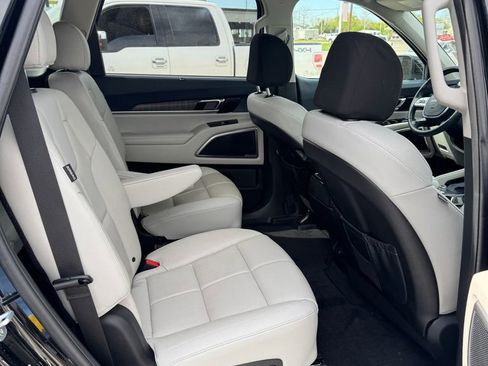 Used 2024 Kia Telluride EX w/ EX Captain's Chair Package image 18
