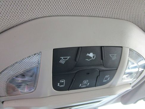 Used 2017 Chrysler Pacifica Touring-L image 36