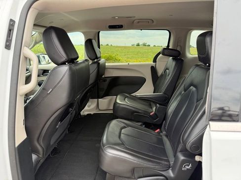 Used 2023 Chrysler Pacifica Touring-L FWD image 10