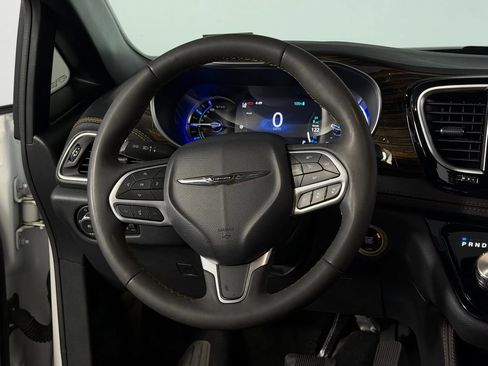Used 2023 Chrysler Pacifica Pinnacle FWD image 17