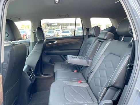 Used 2025 Volkswagen Atlas SE AWD/4WD image 12