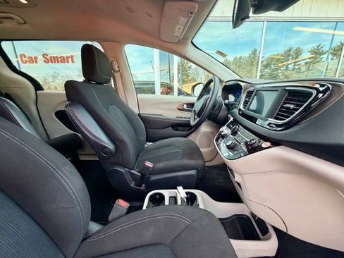 Used 2023 Chrysler Voyager LX image 25