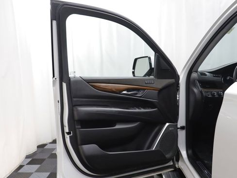 Used 2020 Cadillac Escalade Premium Luxury AWD/4WD image 4
