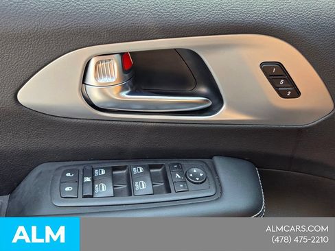 Used 2025 Chrysler Pacifica Limited FWD image 32