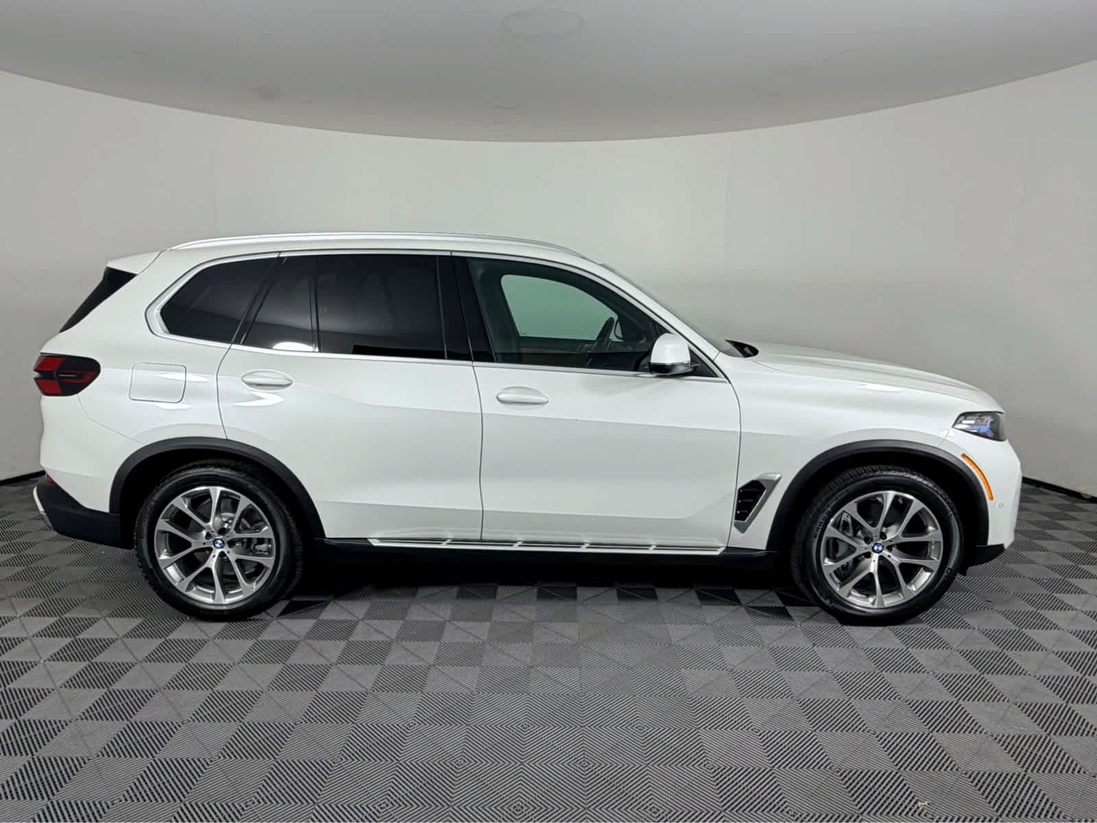 Used 2026 BMW X5 xDrive50e w/ Executive Package AWD/4WD image 2