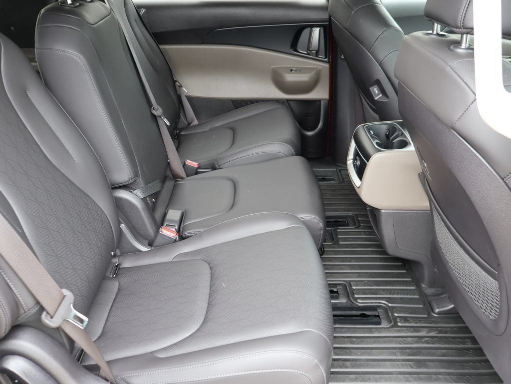 New 2025 Kia Carnival FWD image 13