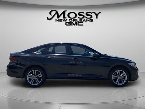 Used 2024 Volkswagen Jetta SE image 4