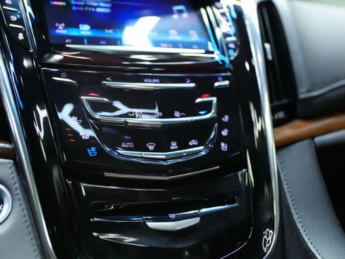 Used 2017 Cadillac Escalade Luxury image 39