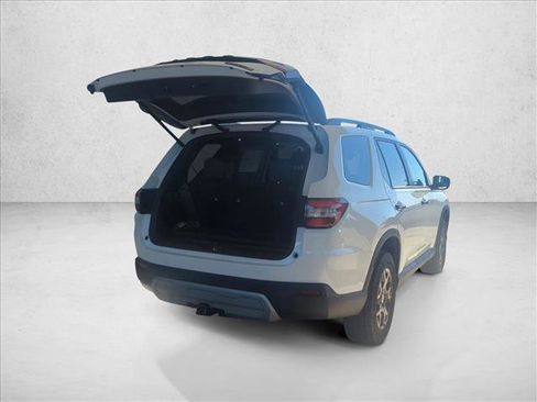 Used 2025 Honda Pilot TrailSport image 2