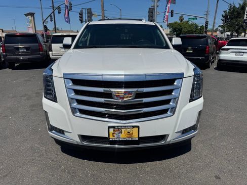 Used 2019 Cadillac Escalade ESV Luxury RWD image 3