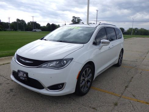 Used 2017 Chrysler Pacifica Limited FWD image 1