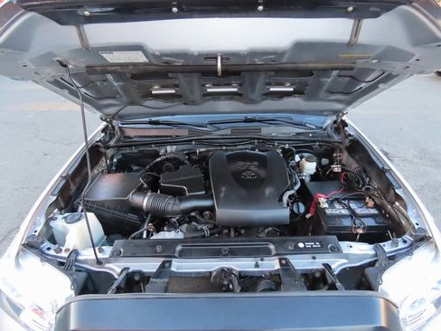 Used 2019 Toyota Tacoma TRD Sport image 11