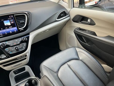 Used 2024 Chrysler Pacifica Touring-L FWD image 18