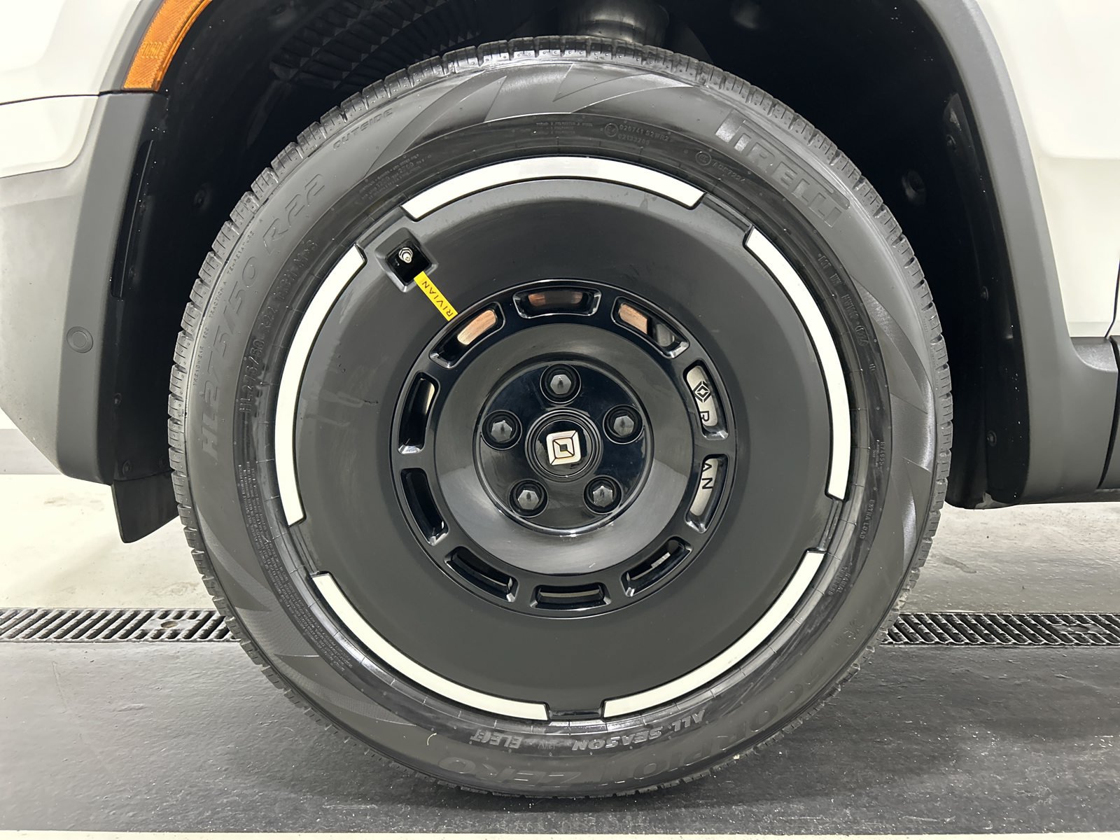 Used 2025 Rivian R1S Adventure Dual AWD/4WD image 9