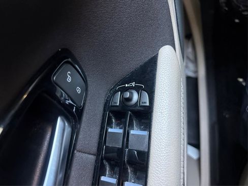 Used 2018 Land Rover Range Rover Evoque SE Premium image 28