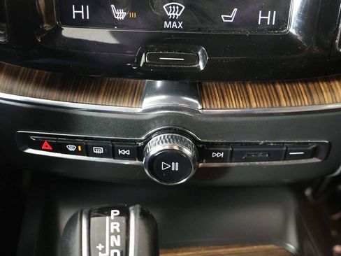 Used 2021 Volvo XC60 T5 Momentum w/ Premium Package image 46