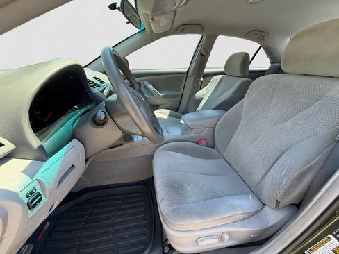 Used 2011 Toyota Camry LE FWD image 9