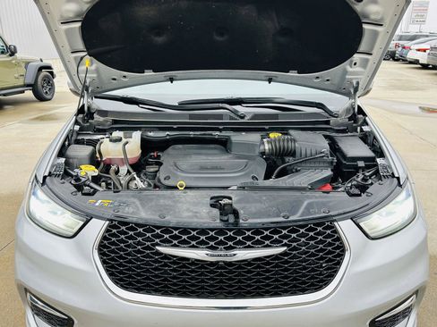 Used 2023 Chrysler Pacifica Touring-L image 43