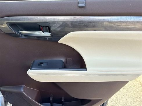 Used 2020 Toyota Highlander Platinum image 23