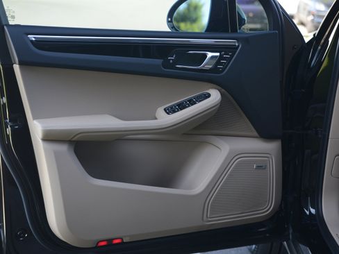 Certified 2025 Porsche Macan AWD/4WD image 13